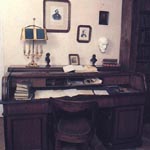Письменный стол с личными вещами и рукописями
